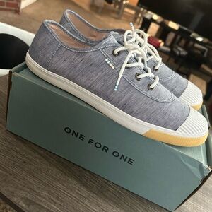 Tom’s Canvas shoe women size 12